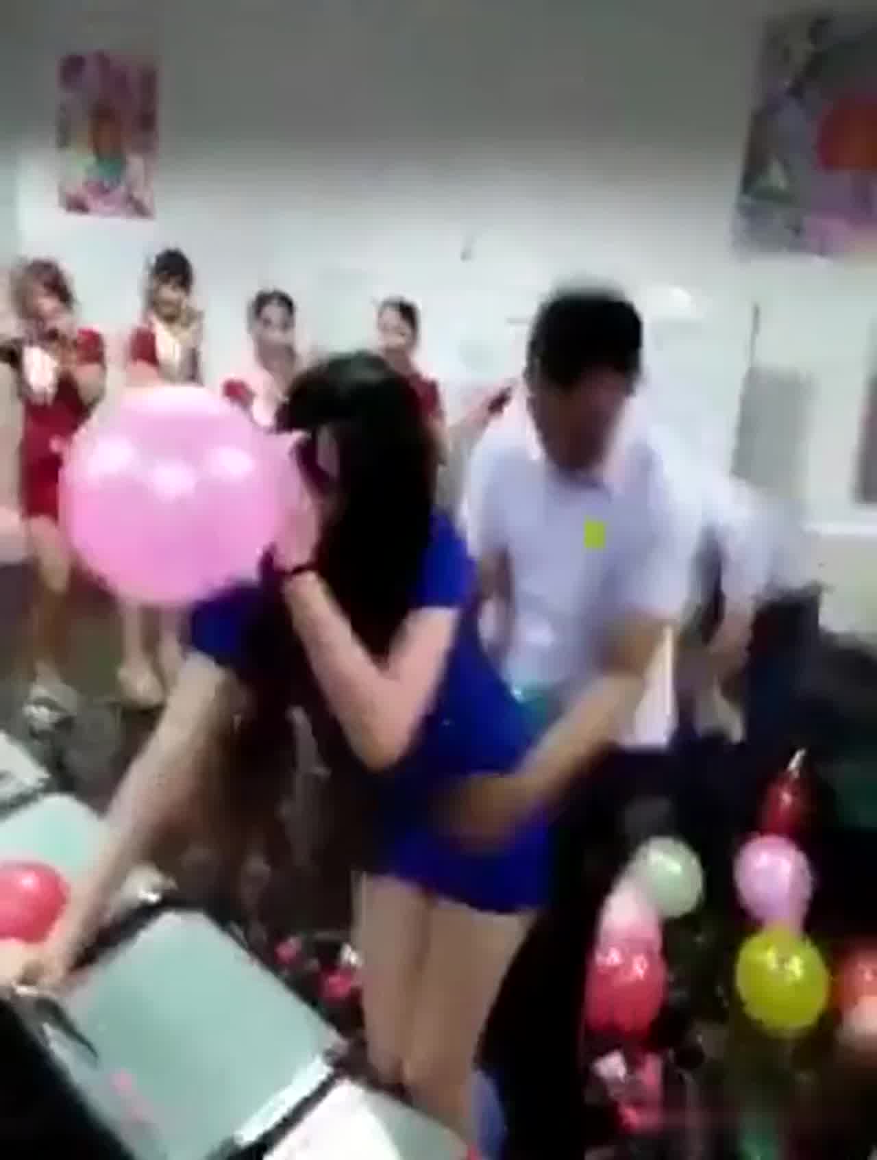  后入爆气球比赛小姐姐怕走光 的剧照4