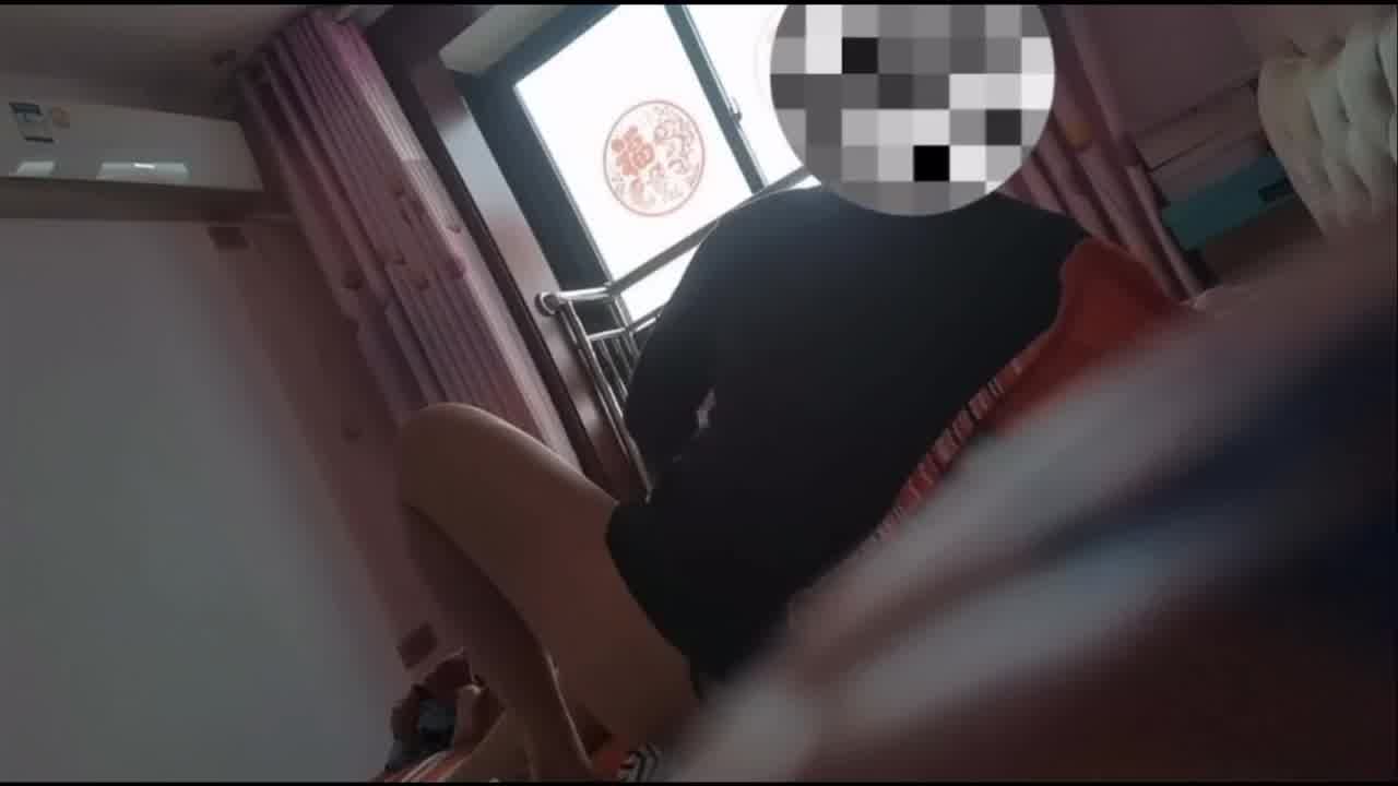  父女乱伦郑州真实强上女儿事件，突然锁门，然后强推脱衣服，女儿一直在哭不要，父亲不断pua就当吃棒棒糖 的剧照2