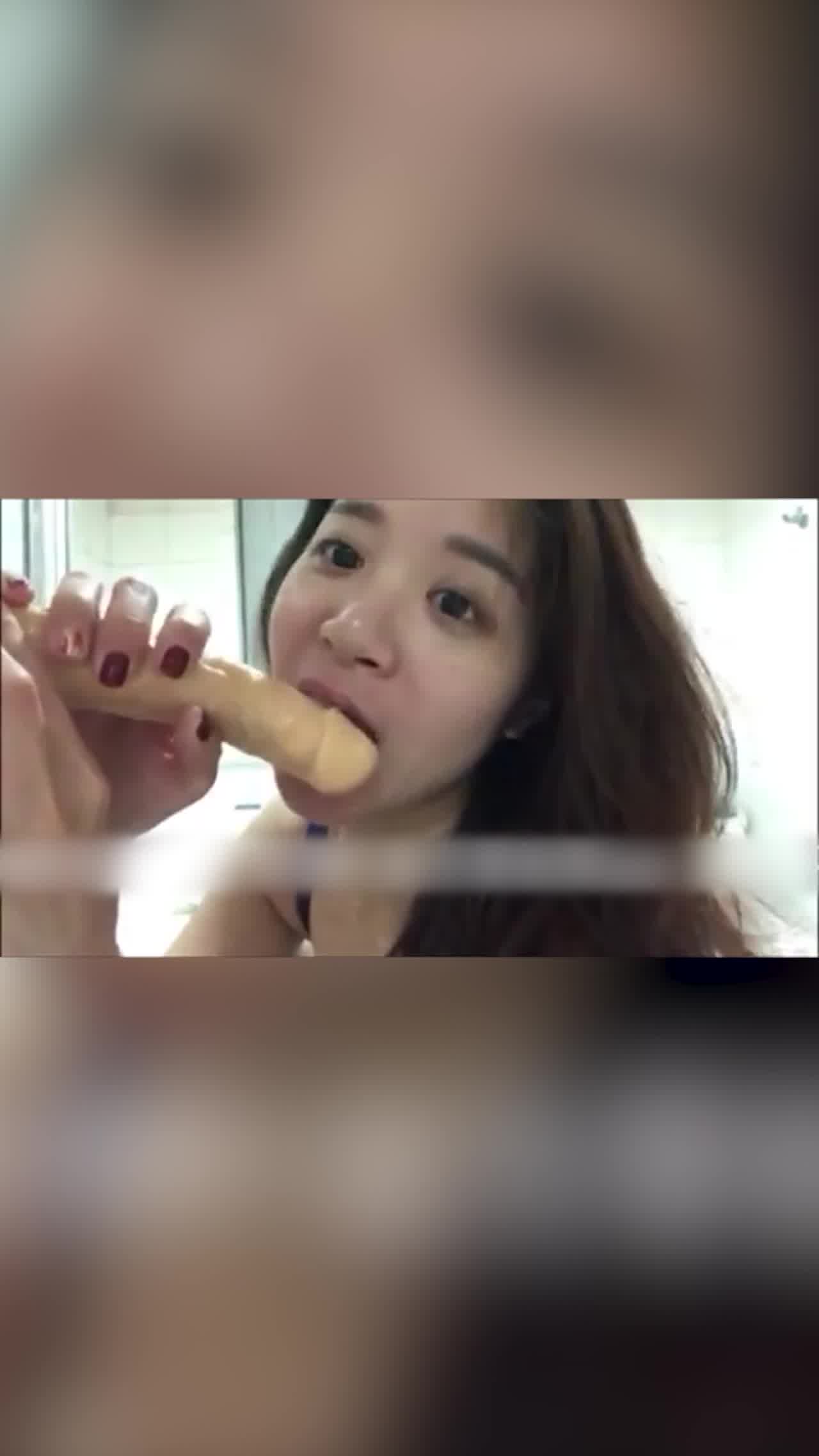  温州小骚逼浴室自慰全套视频30分钟 的剧照3