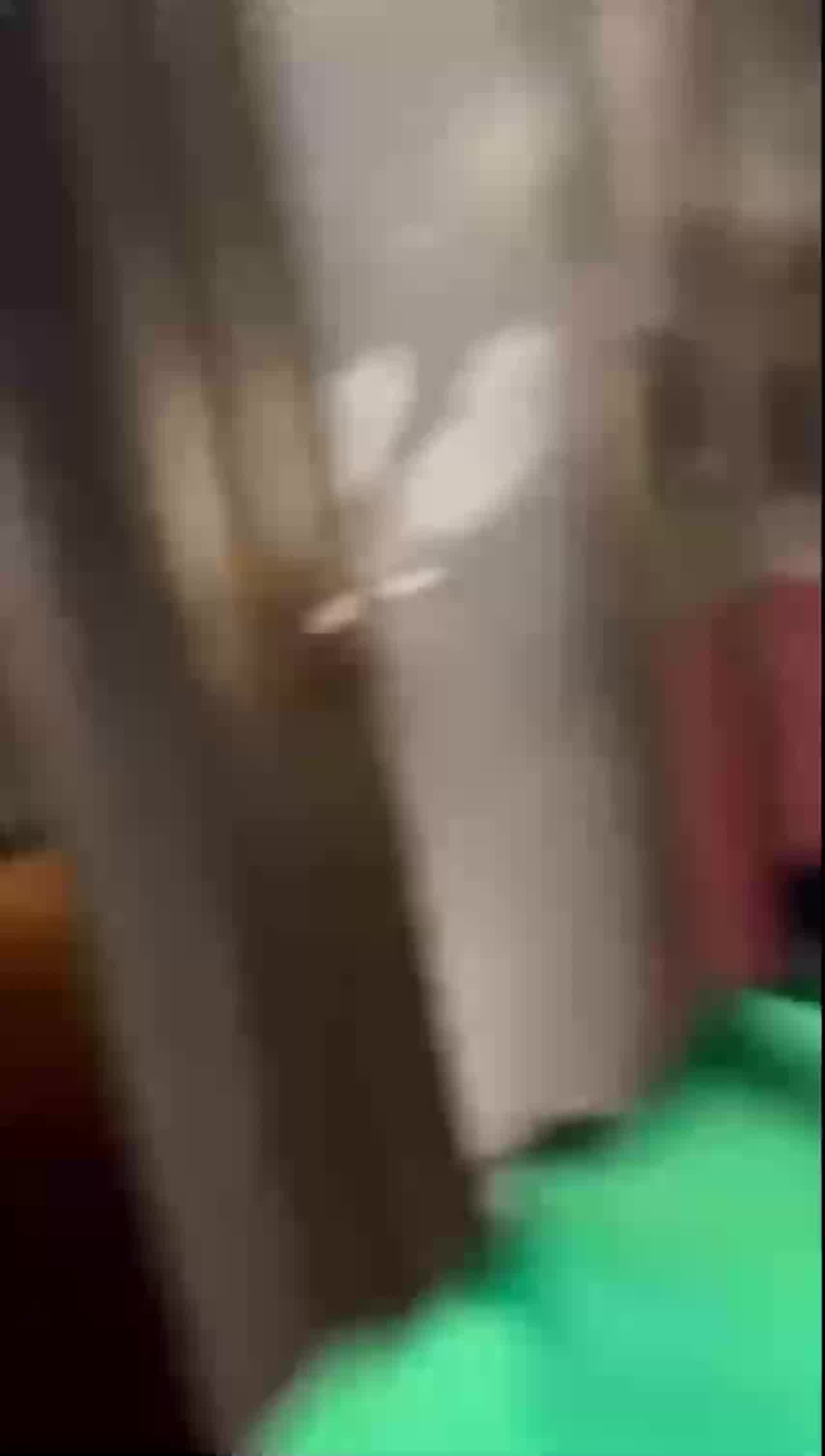  为什么不去酒店开房呢？非要霸占公共厕所，被拍了吧 的剧照5