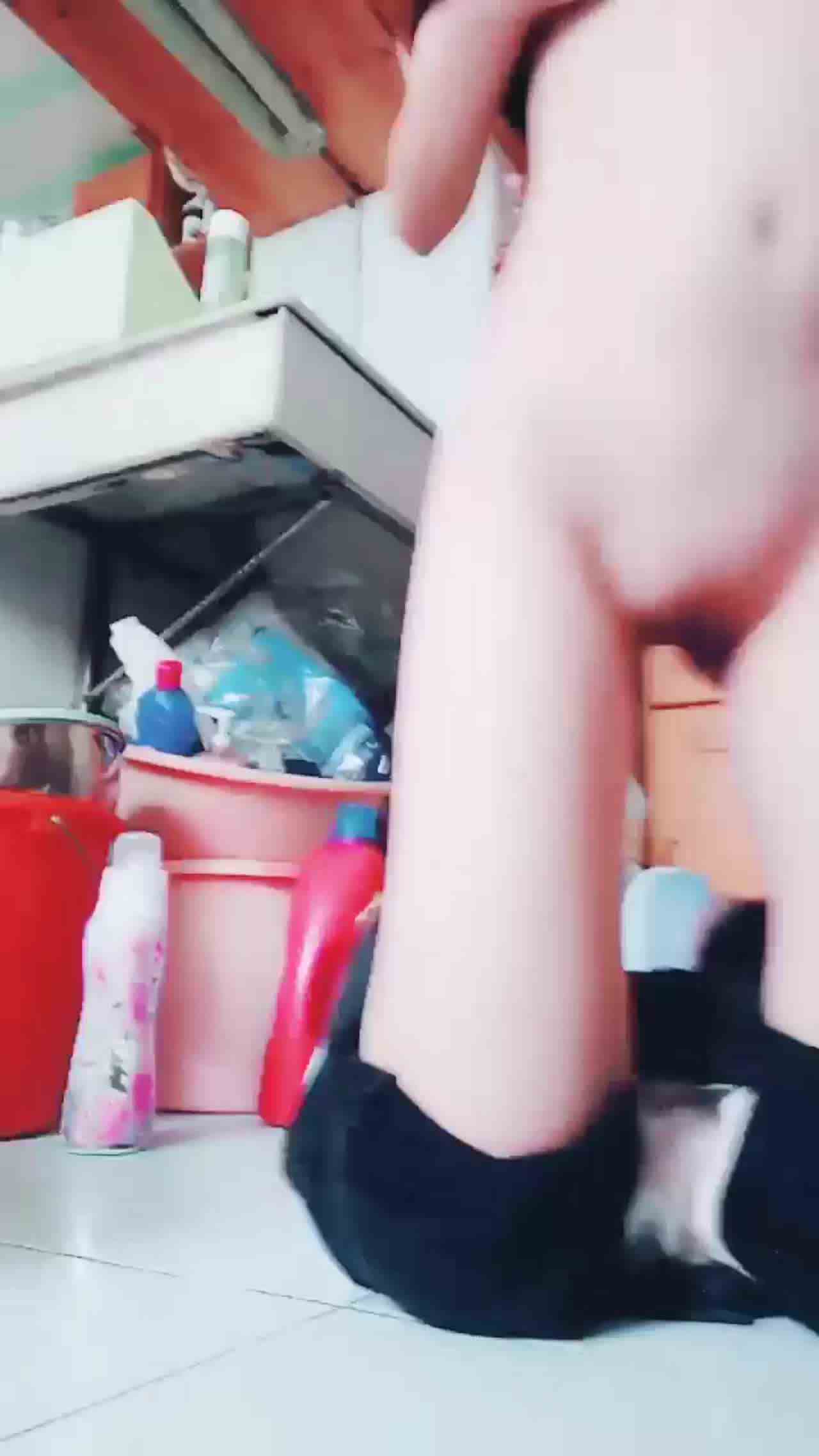  跪着摸给小哥哥们看！ 的剧照2