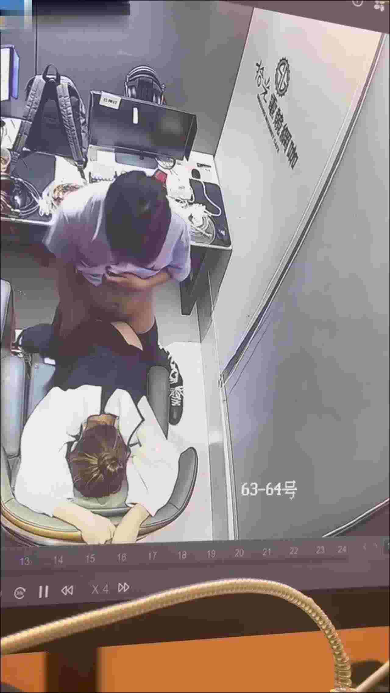  小年轻网吧直接开干丝滑后入抽插 的剧照1