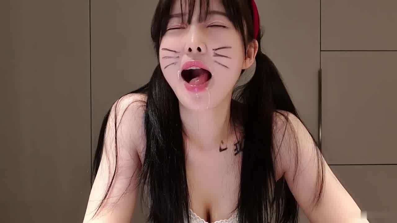  韩国女主播色情的舌头及阿黑颜 的剧照6