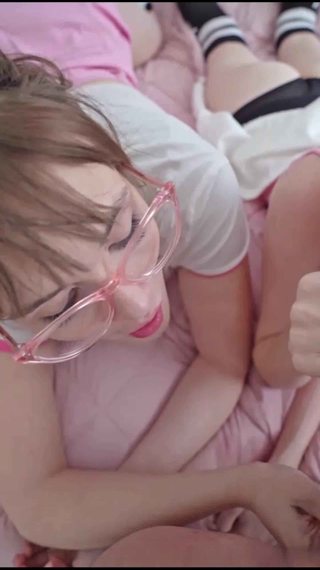  欧美刚成年的萝莉，让叔叔喂鸡吧吃 的剧照3