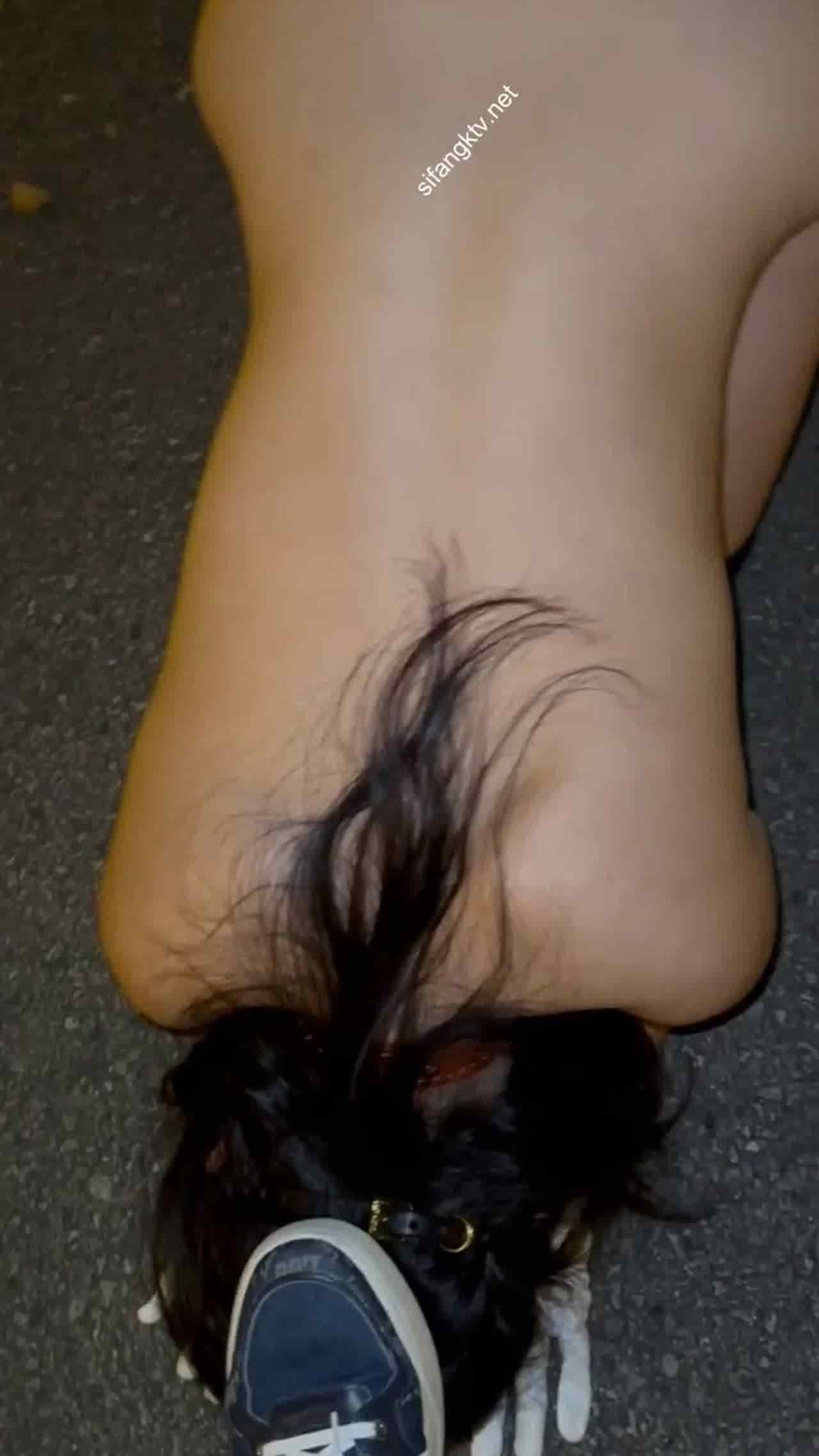  反骨肉感娘，到处外露，到处当狗！调教路边爬行漏尿喝尿 的剧照4