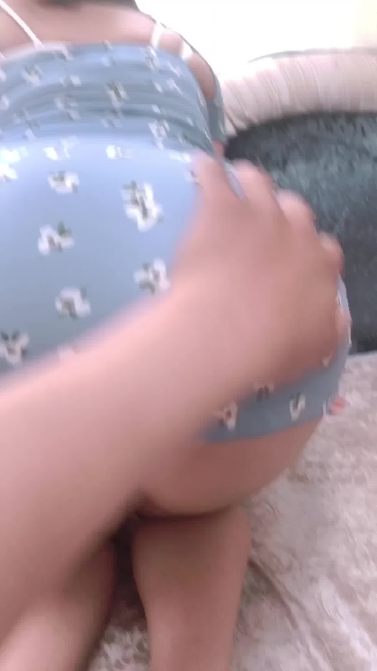  年轻妹妹喜欢吃棒棒 的剧照1