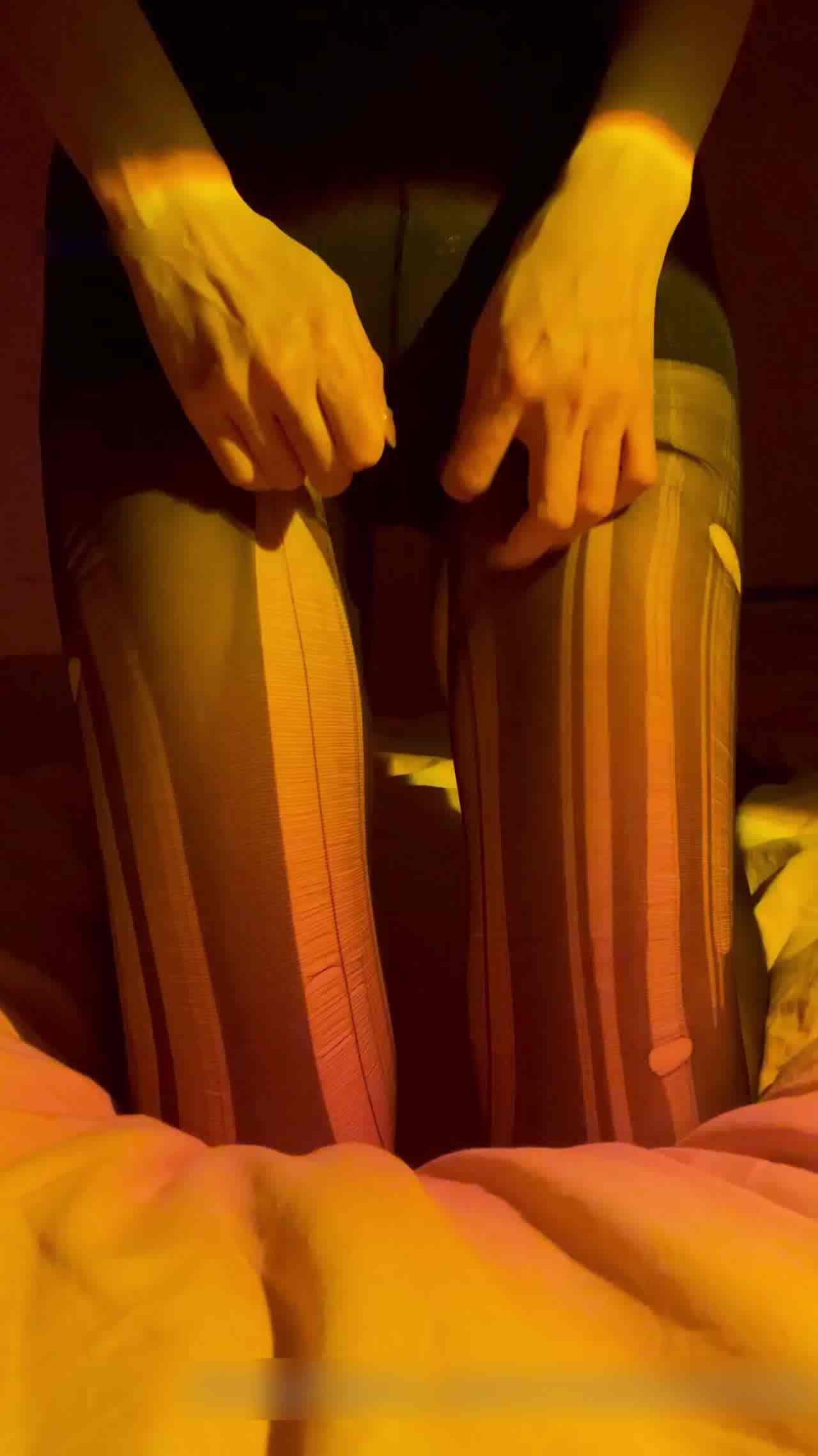  蓝发小骚货的破洞丝袜 的剧照5