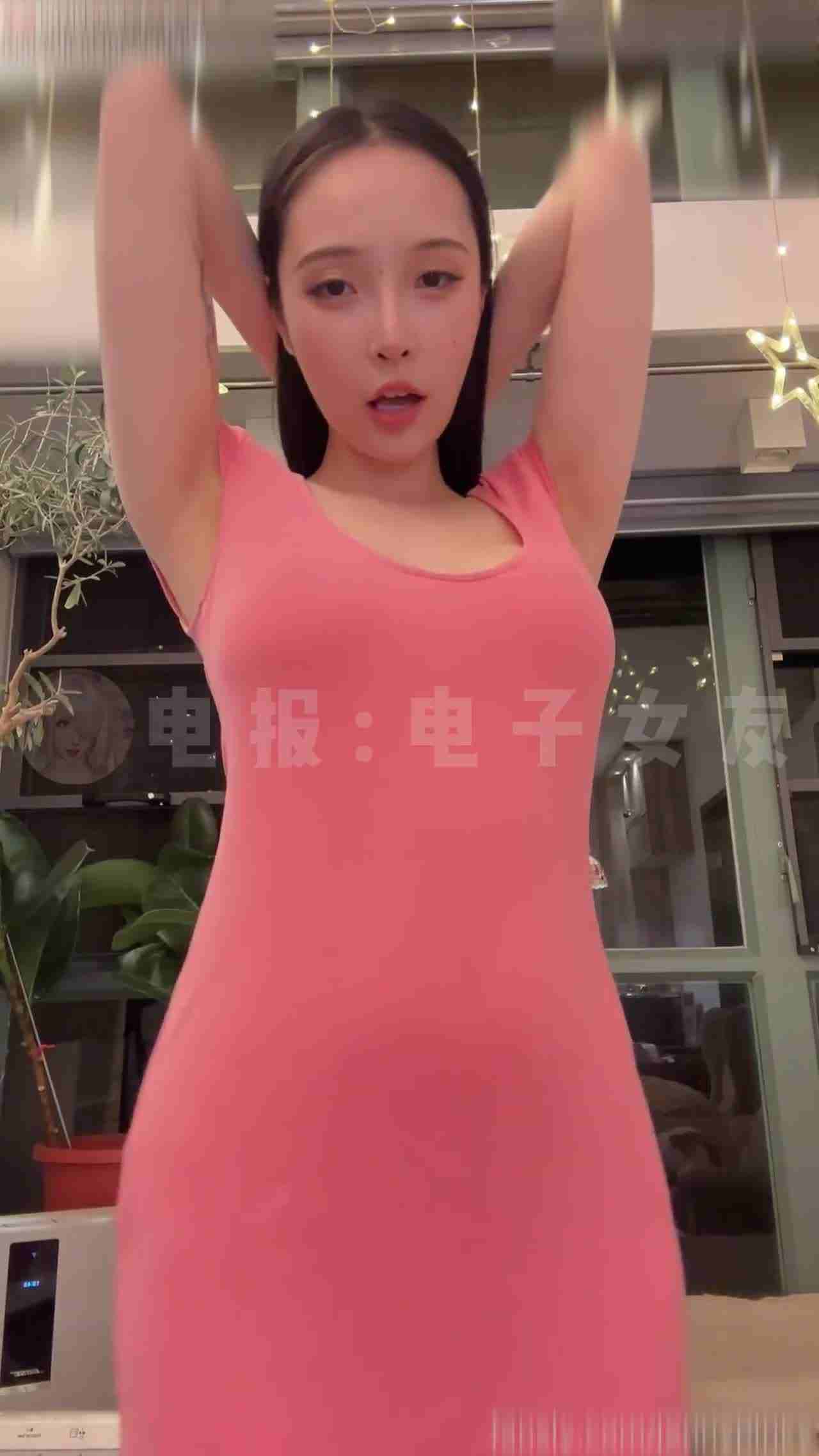  顶级美乳少妇咸湿自慰录像，欲女表情谁挺的住 的剧照5