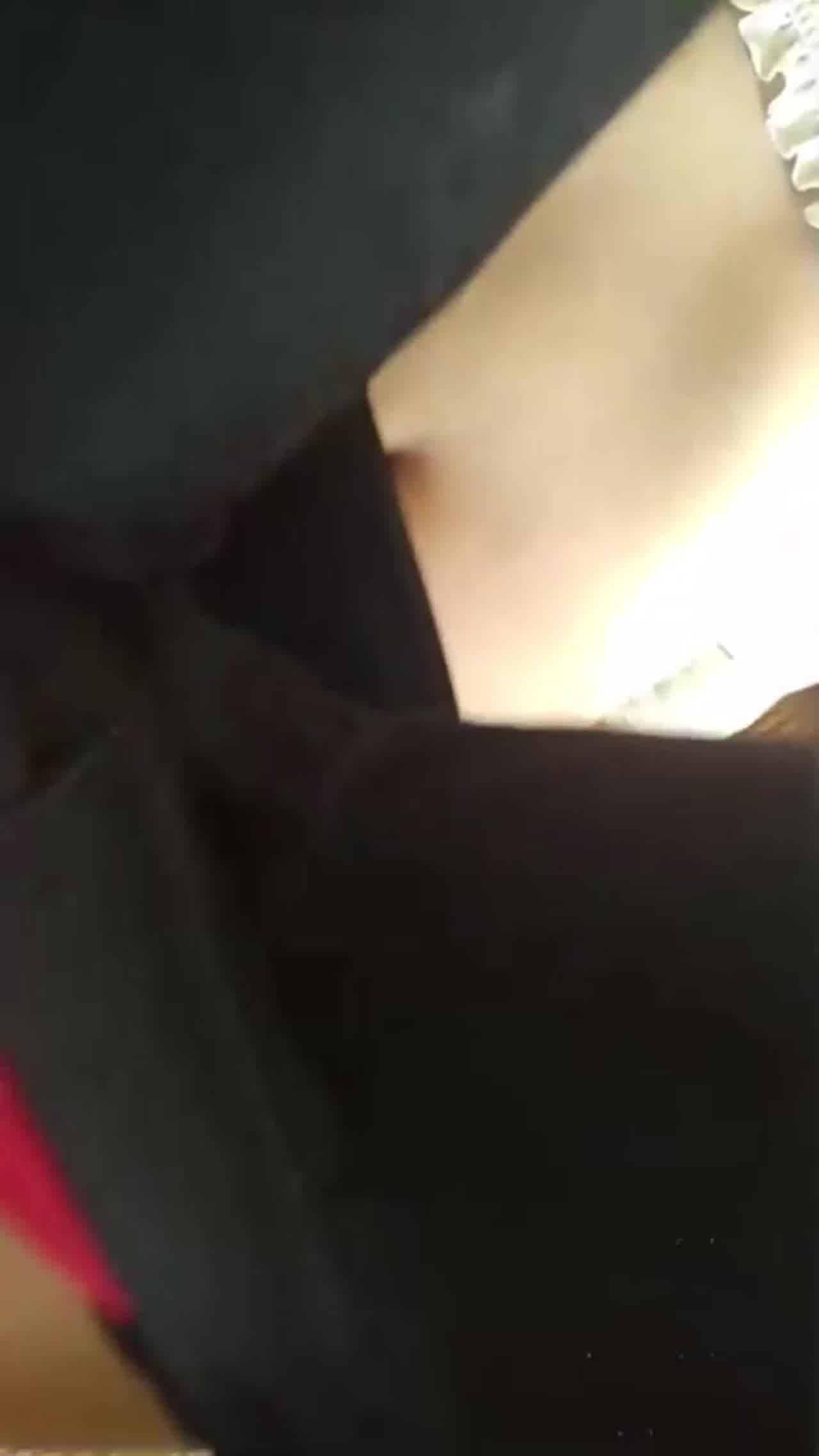  【高清首发】借给刚上职中的侄女玩手机，代价就是玩她粉白小奶子艹的她嗷嗷叫说我有病！对话有意思！ 的剧照10