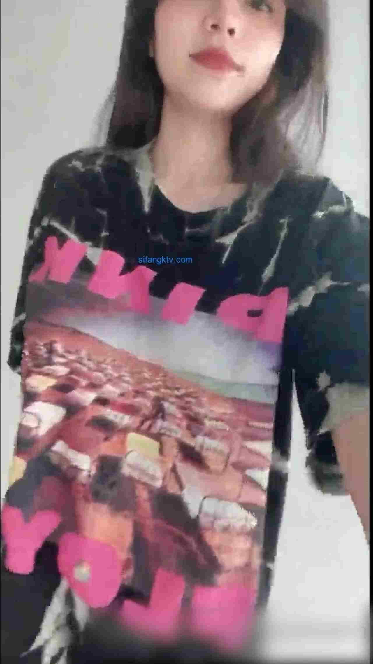  泰裔极品pimnalin 巨乳大乳晕金发骚女自摸自慰 的剧照3