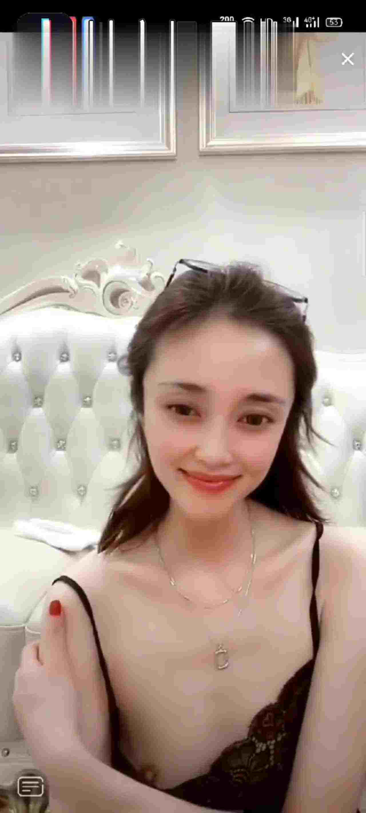  抖音走光系列-大胆露奶 的剧照4