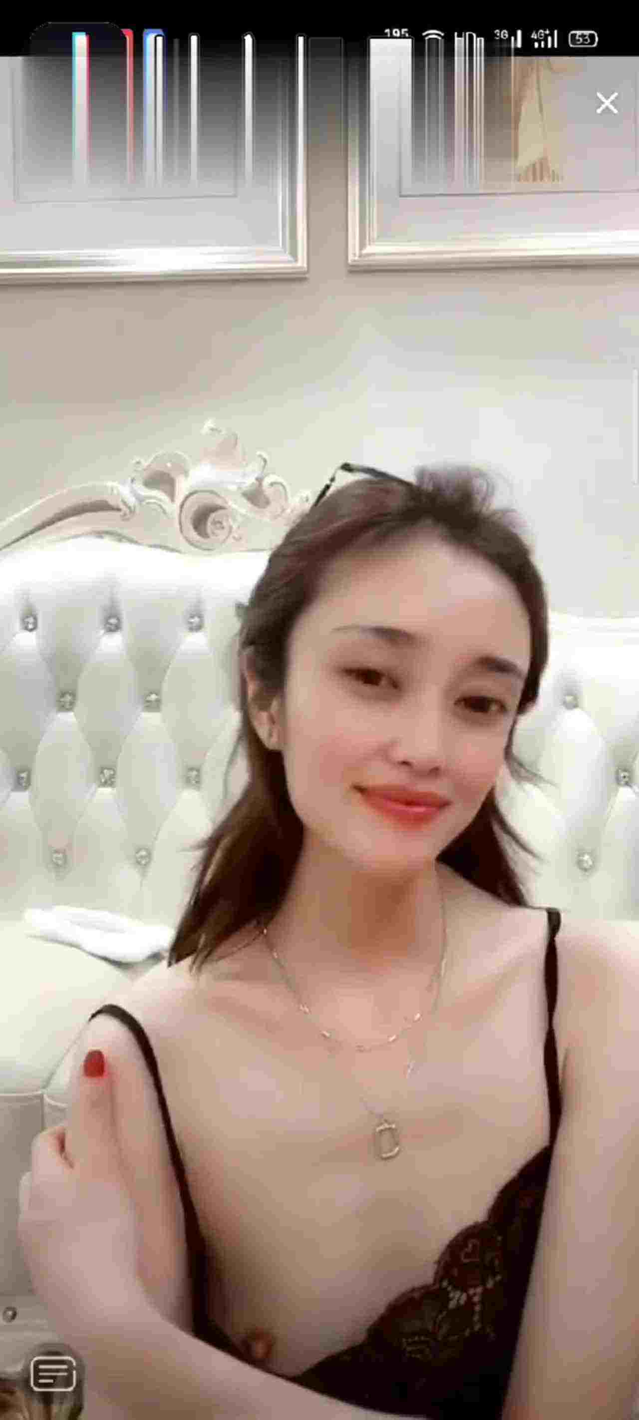  抖音走光系列-大胆露奶 的剧照5