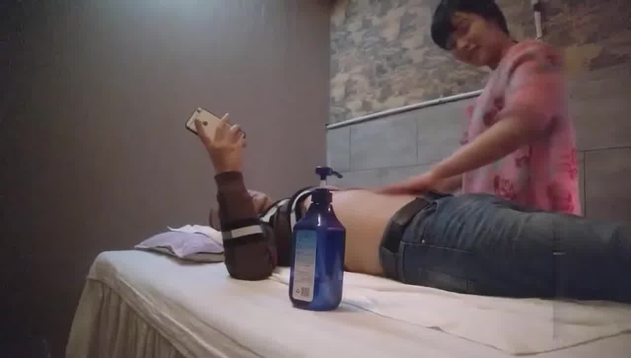  按摩店扶贫，良家小少妇，享受了鸭子的舔穴服务，生猛抽插骚穴，被送到了高潮 的剧照3