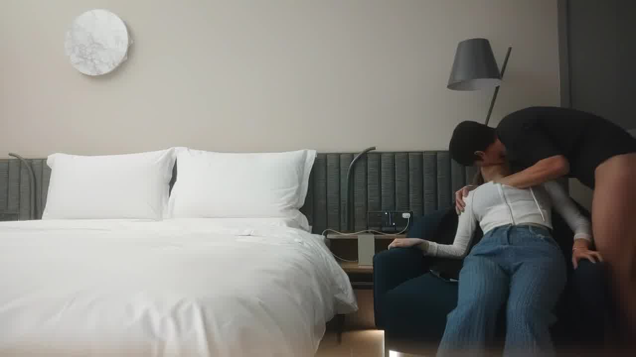  这么漂亮的女神，怎么想到做这行了，糟蹋了，老哥竟然偷偷拔套，差点没内射，看的我好心痛，这男的真该死 的剧照1