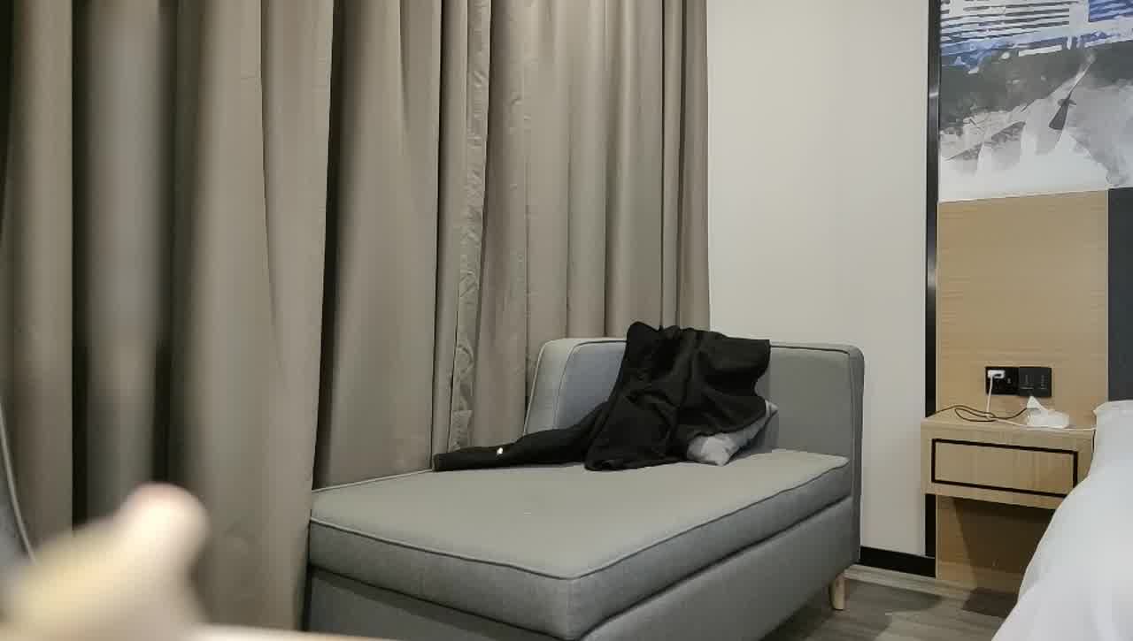  嫖客没素质整哭女郎为了钱只好情愿的啪啪 完整版 的剧照3