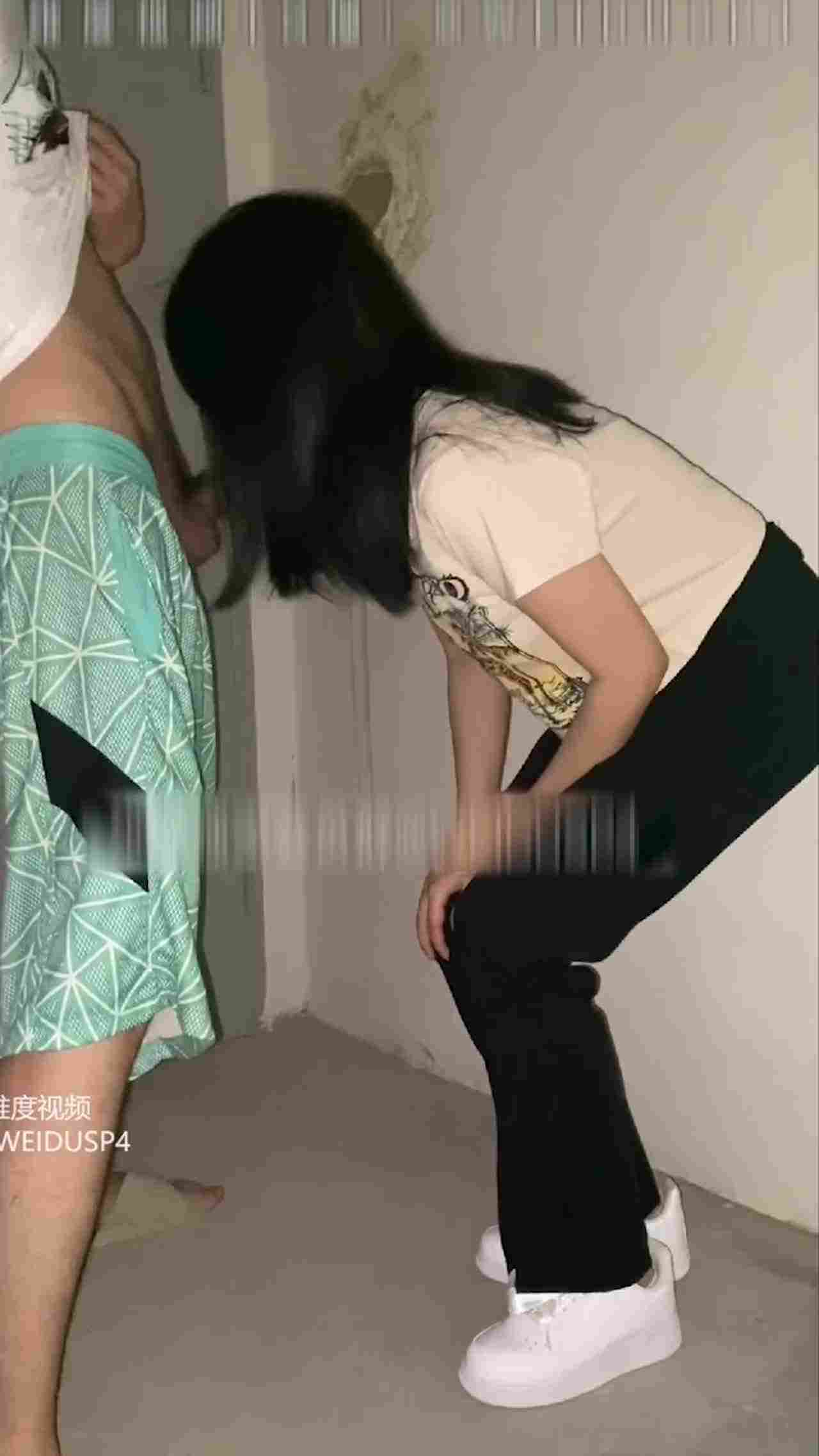  楼管别看监视器，有人在楼梯间打炮啊！ 的剧照4