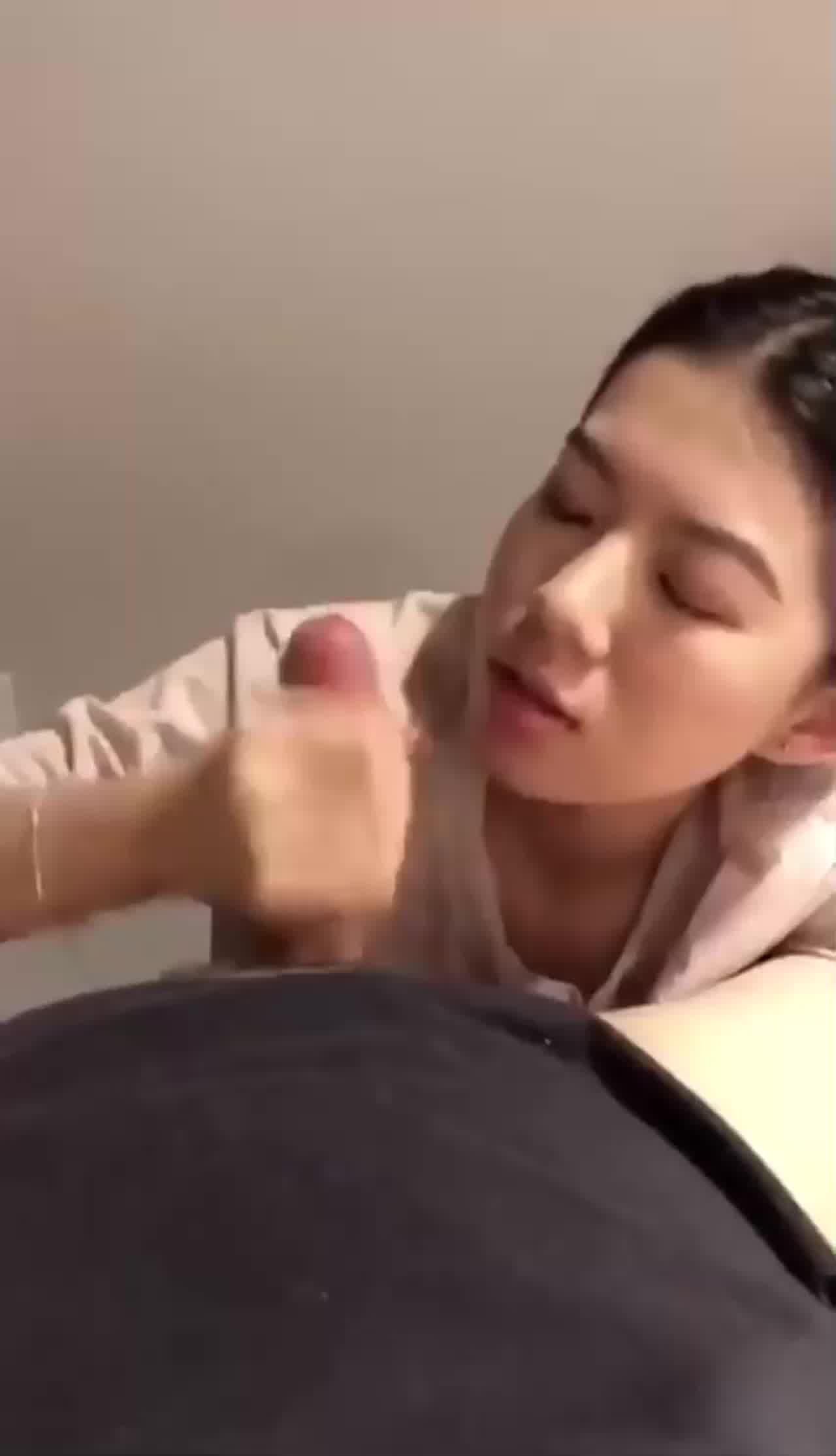  老婆闺蜜半夜睡不着觉，过来帮我打飞机 爽！ 的剧照2