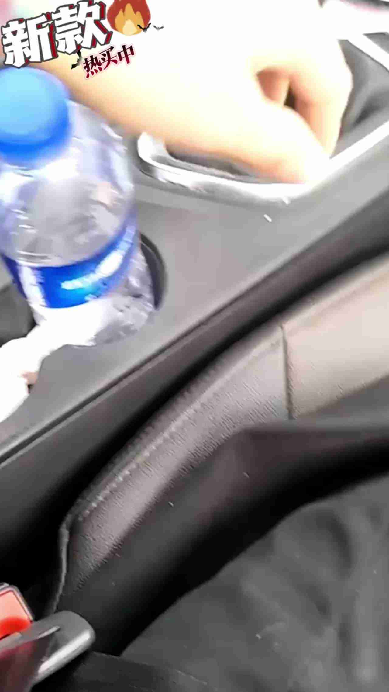  【勾引滴滴司机】师傅你介意我脱裤子吗 太热了 的剧照1