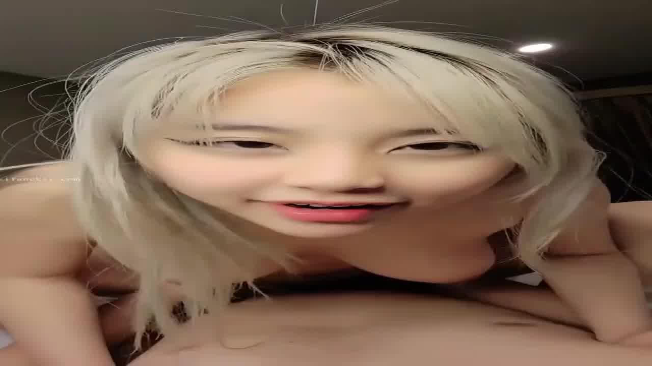  极品大奶小玲儿 白虎嫩穴被操爽到不行 的剧照1