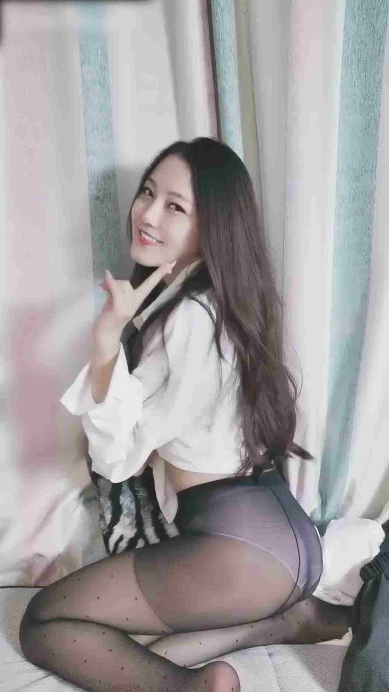  半糖直播主 逗号1 ol小姐姐吃鸡巴 的剧照4