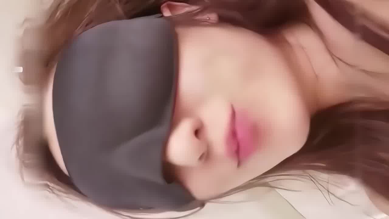  哥哥分享嫂子，直播乱伦大秀，蒙眼调教狗链锁喉自学狗爬 的剧照9