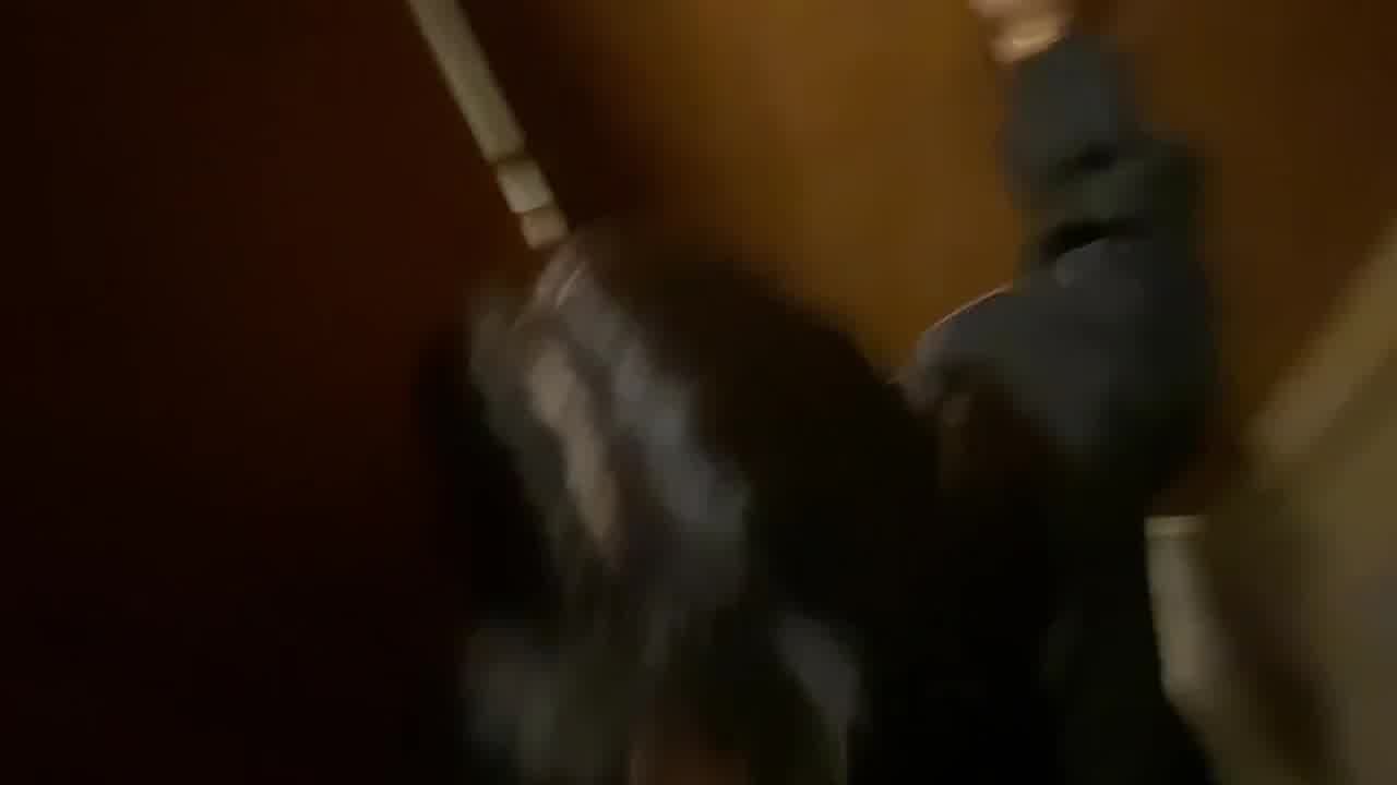  自购91最猛大神-母狗第一次收敛在商场厕所微露脸口交，后入都不敢出声回去后白丝才脱一半就主动骑乘坐射 的剧照1