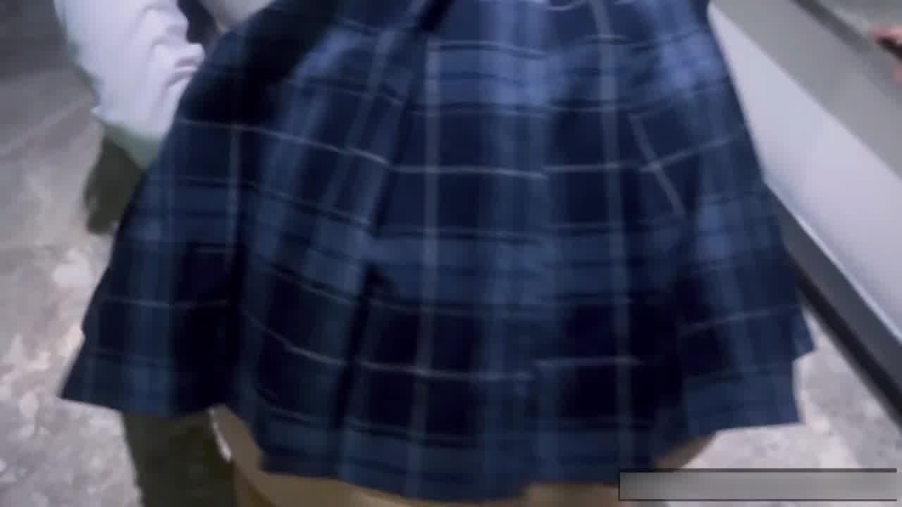  jk裙母狗逼里塞着跳蛋爬行 的剧照7