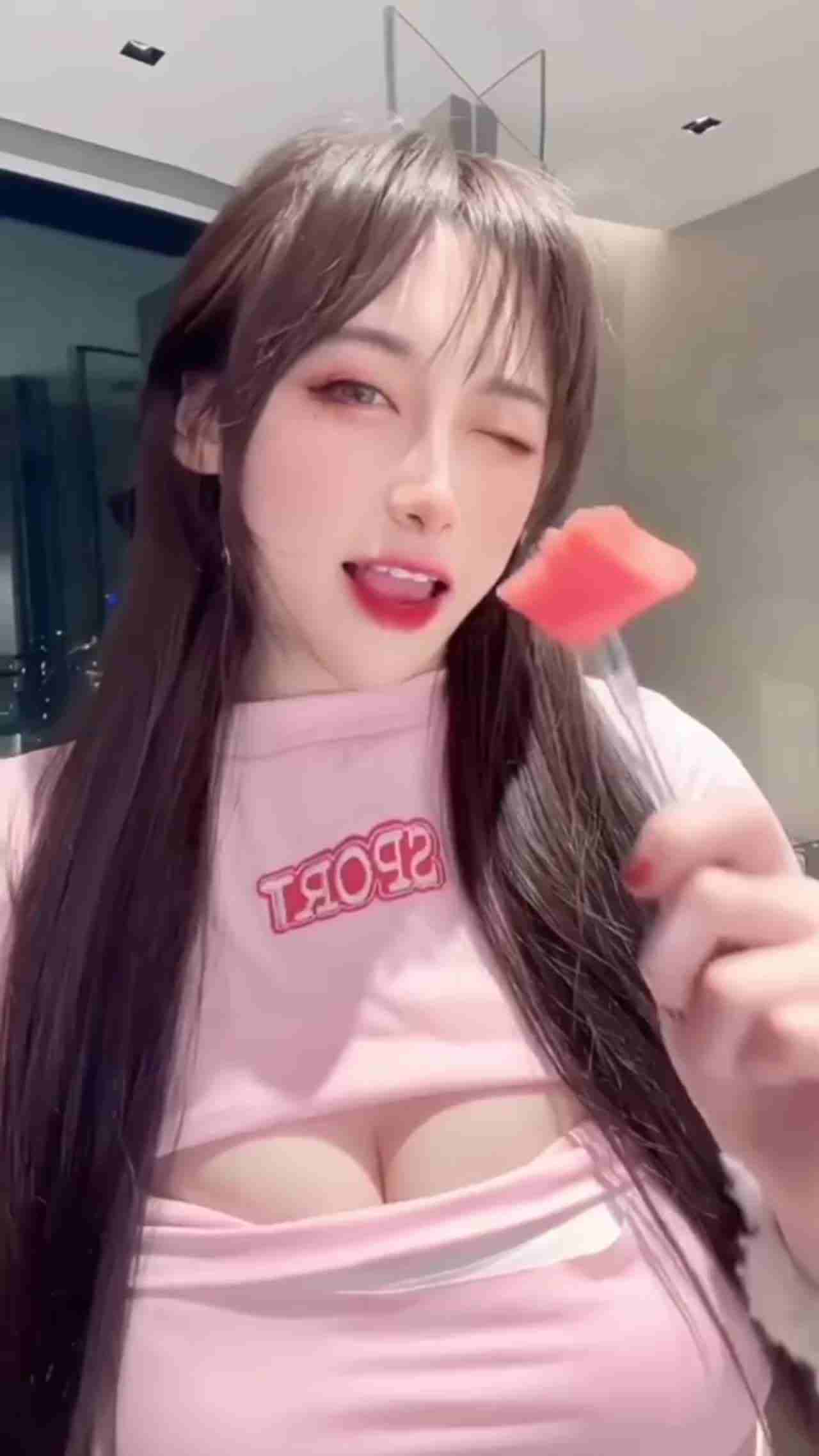  极品爆乳小姐姐跳舞吃西瓜好诱惑 的剧照4