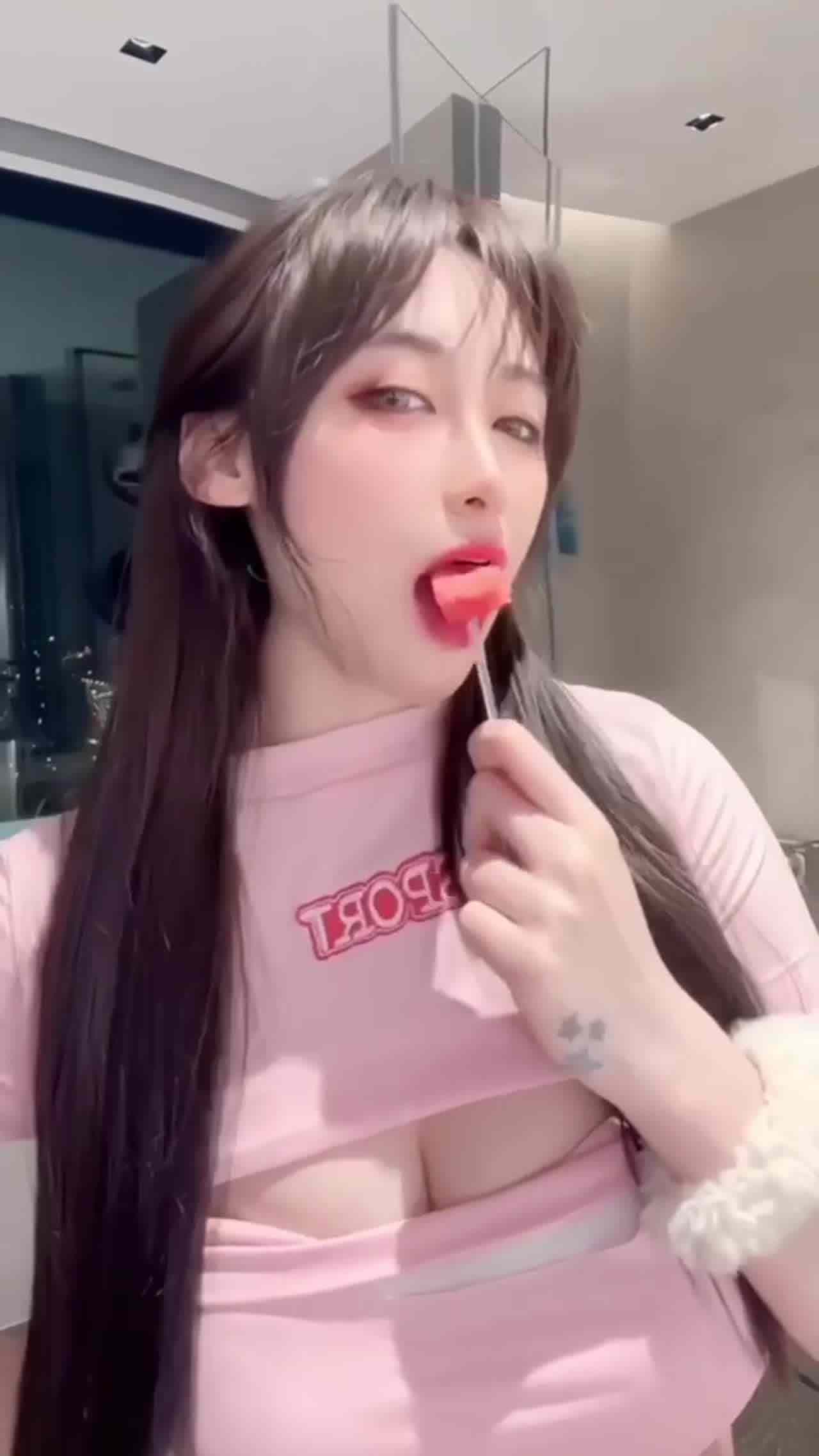  极品爆乳小姐姐跳舞吃西瓜好诱惑 的剧照8