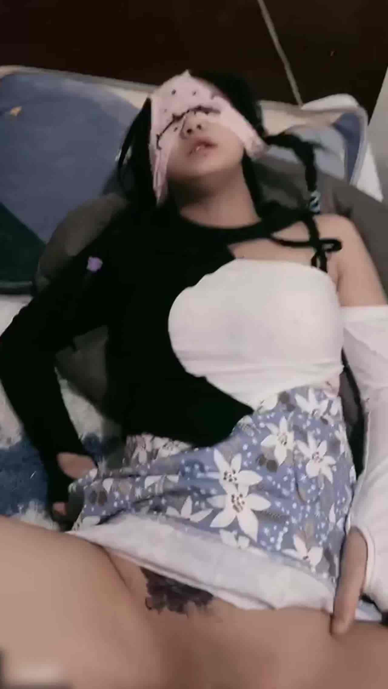  内裤套头萌妹 露脸啪啪满口骚话 的剧照7