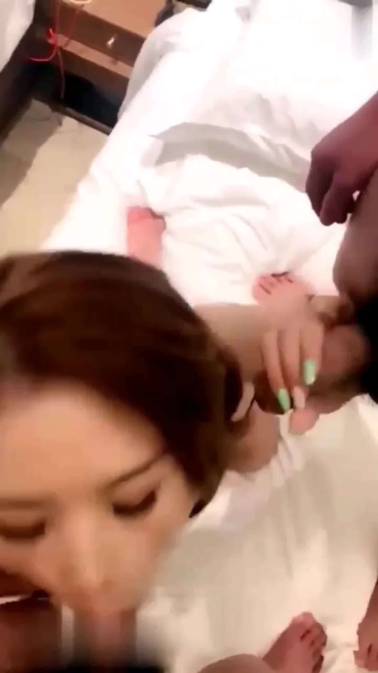  绿帽奴老公结婚第二天就叫来兄弟 的剧照4