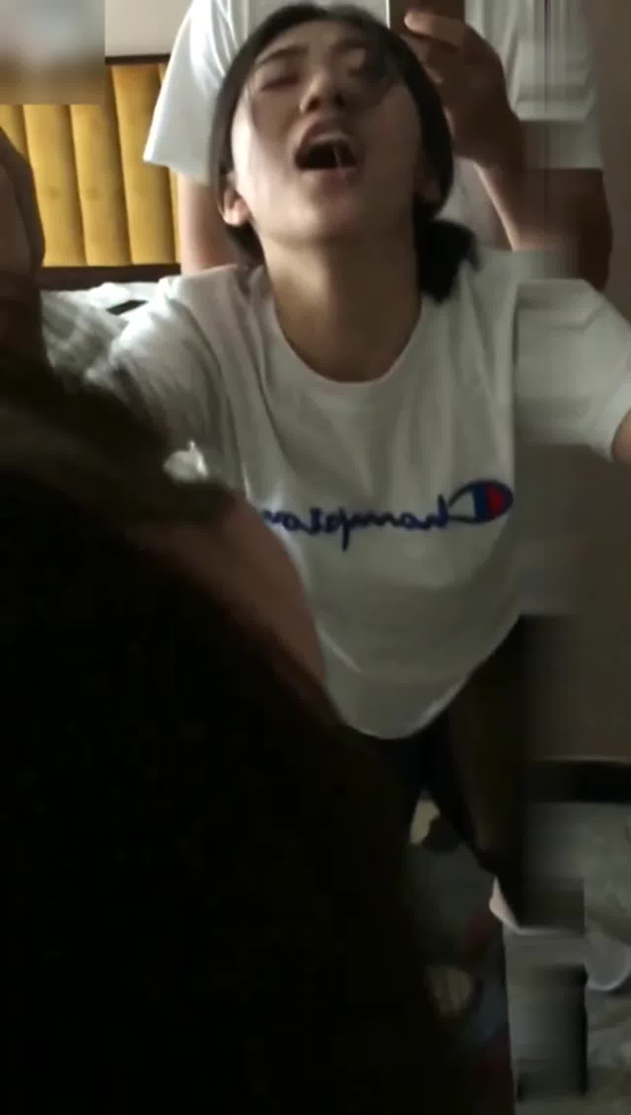  大学清纯妹被后入 的剧照7