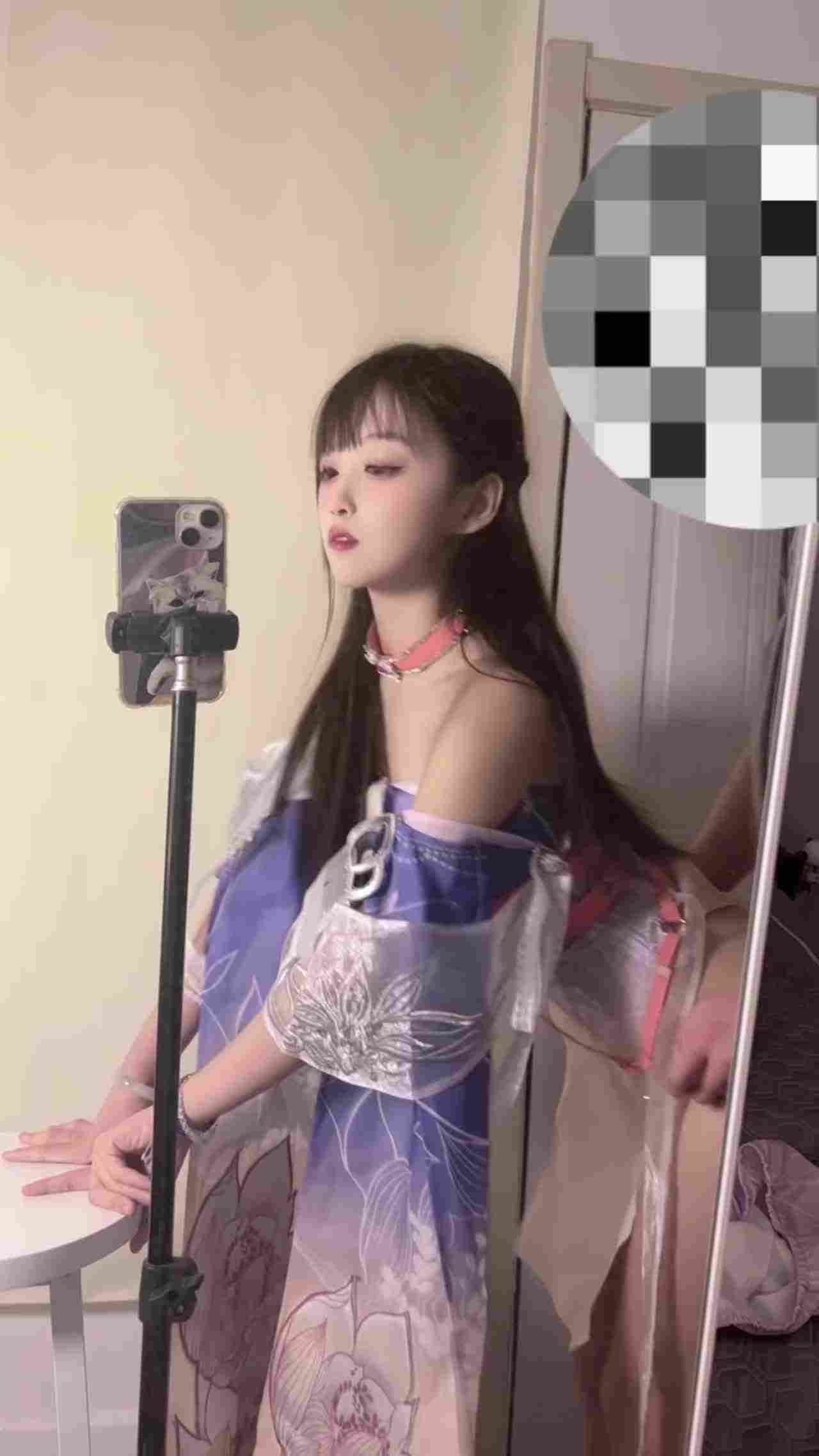  高价自购露脸萝莉-唯一一次做爱视频，与金主爸爸约炮拍摄，3k一次的快餐可以拍视频，高价自购的单片 的剧照5