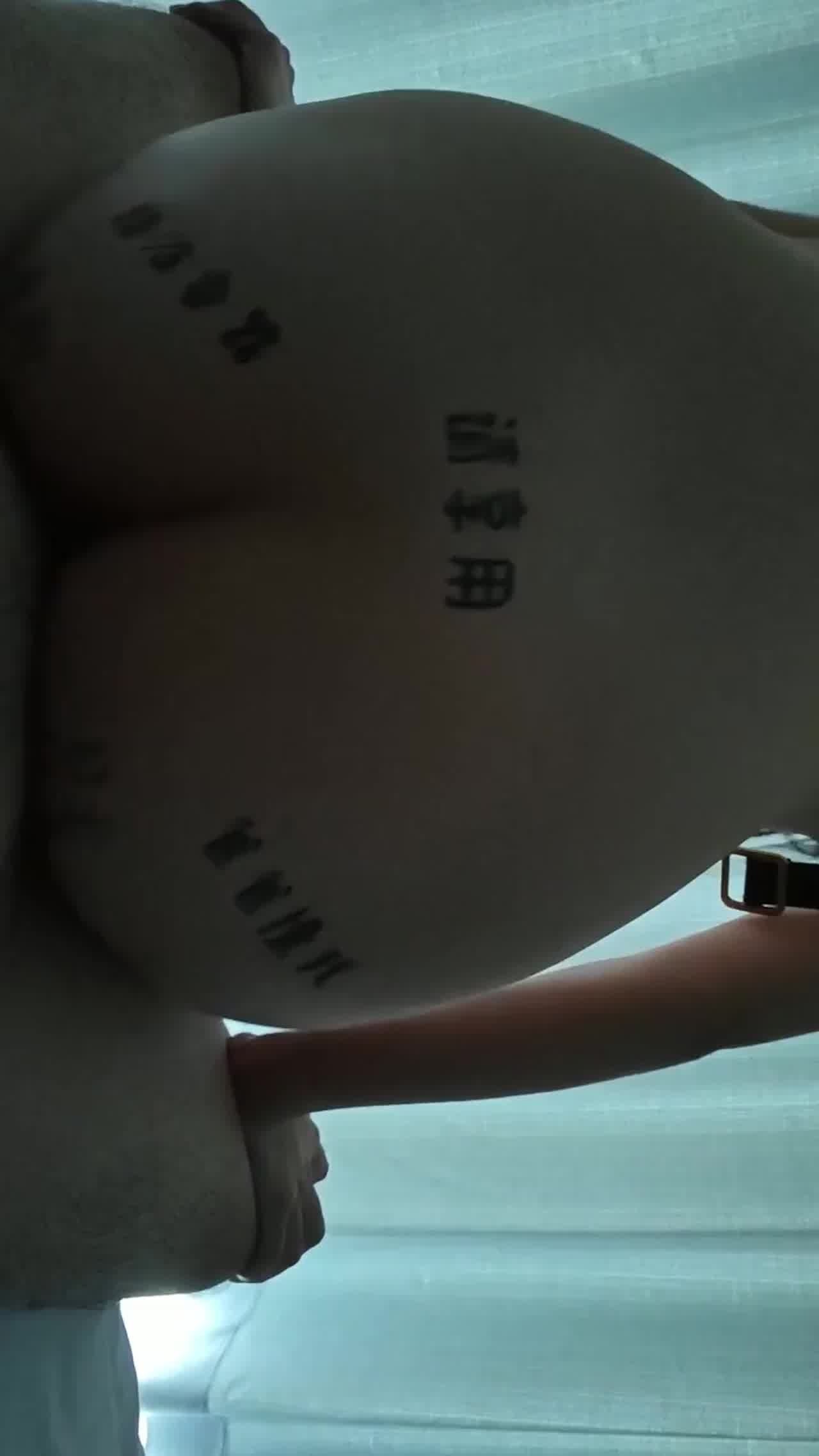  【你没录我视频吧？】顶级清纯反差，看到男友拍照打掉摄像机，没想到被罚尿满全身，和口爆吞精调教 的剧照4