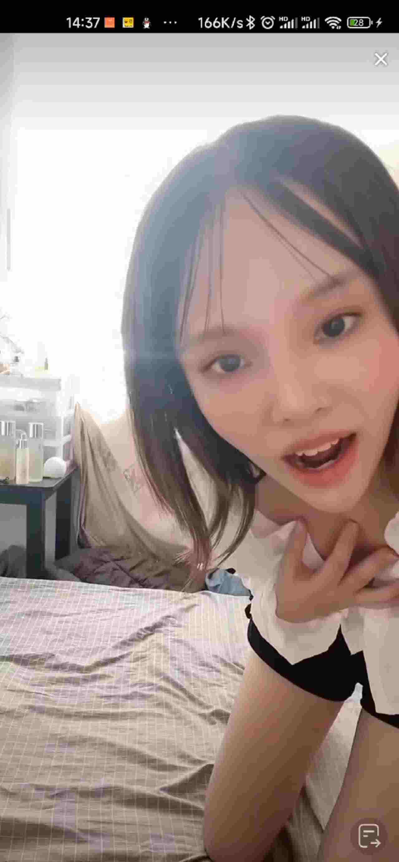  抖音快手走光系列-小姐姐真大胆两个奶子一起露 的剧照7