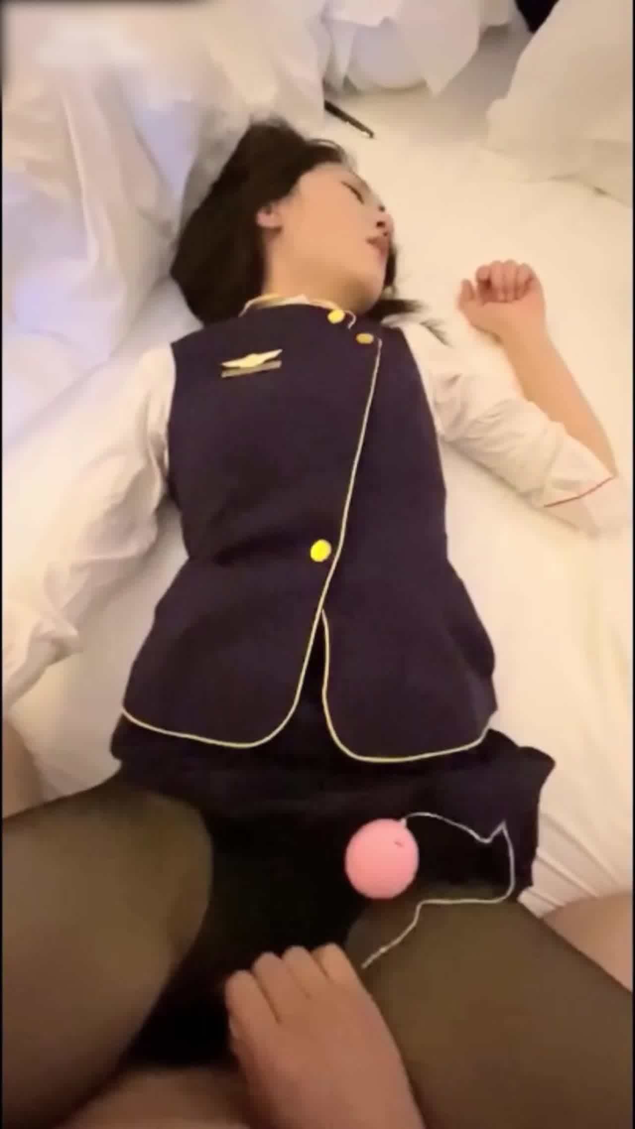  高颜质空姐美女 上床可羞认机长干爹包养黑幕曝光 的剧照7