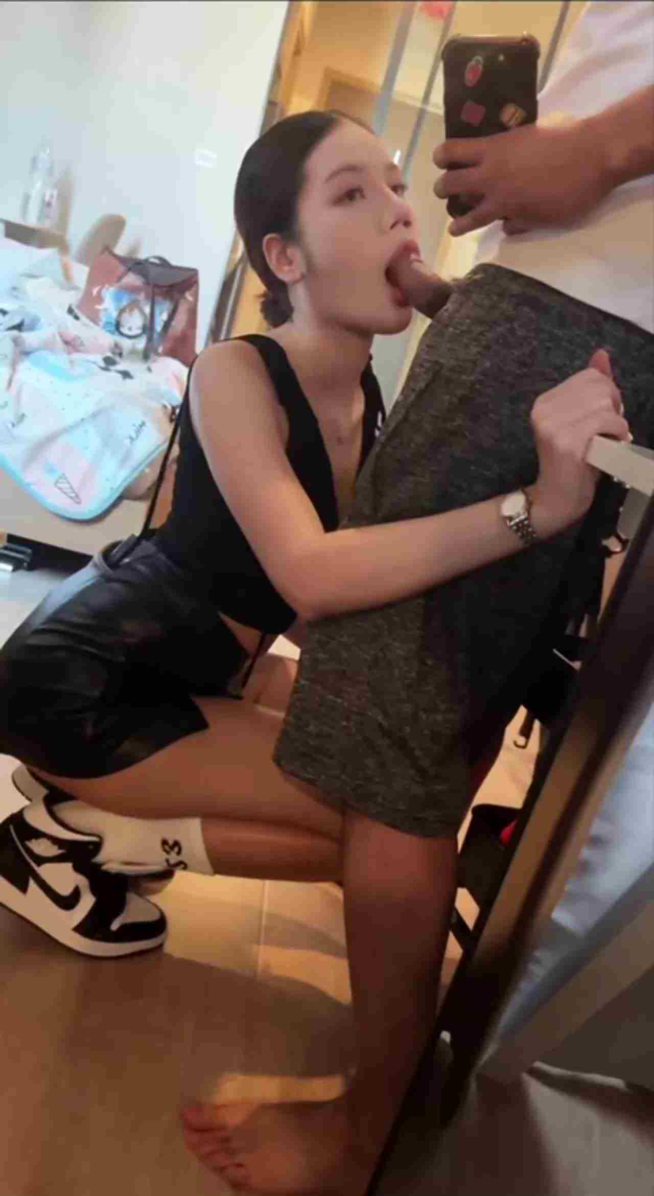  穿着AJ就蹲下来帮我吃鸡！ 的剧照1