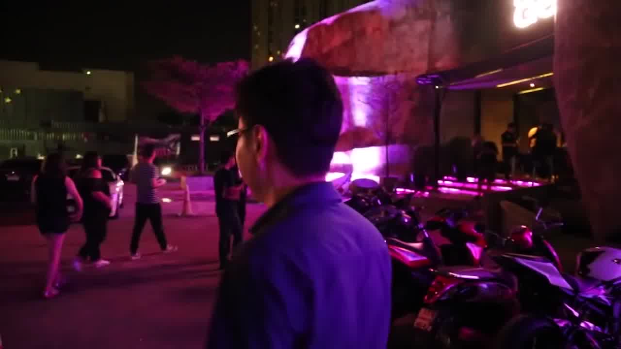  小鹏奇啪行第二季第8集高清未删.S02E08.小鹏体验抓龙筋大保健，舒爽过后拜访神秘客人竟然去了同志酒吧 的剧照3