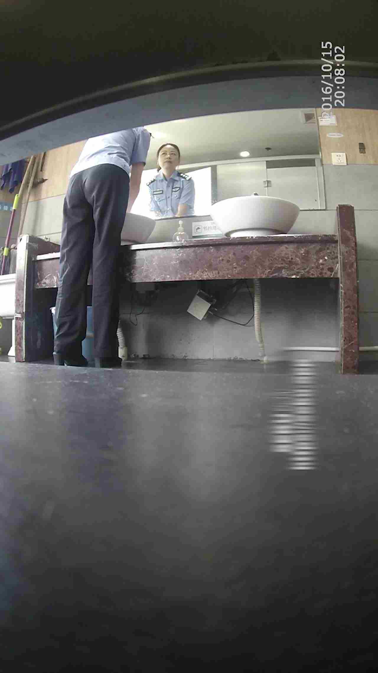  门事件 湖北省宜昌市公安局女局长上CS时竟惨遭TP❤️连尿尿模样都被看得一清二楚！ 的剧照1