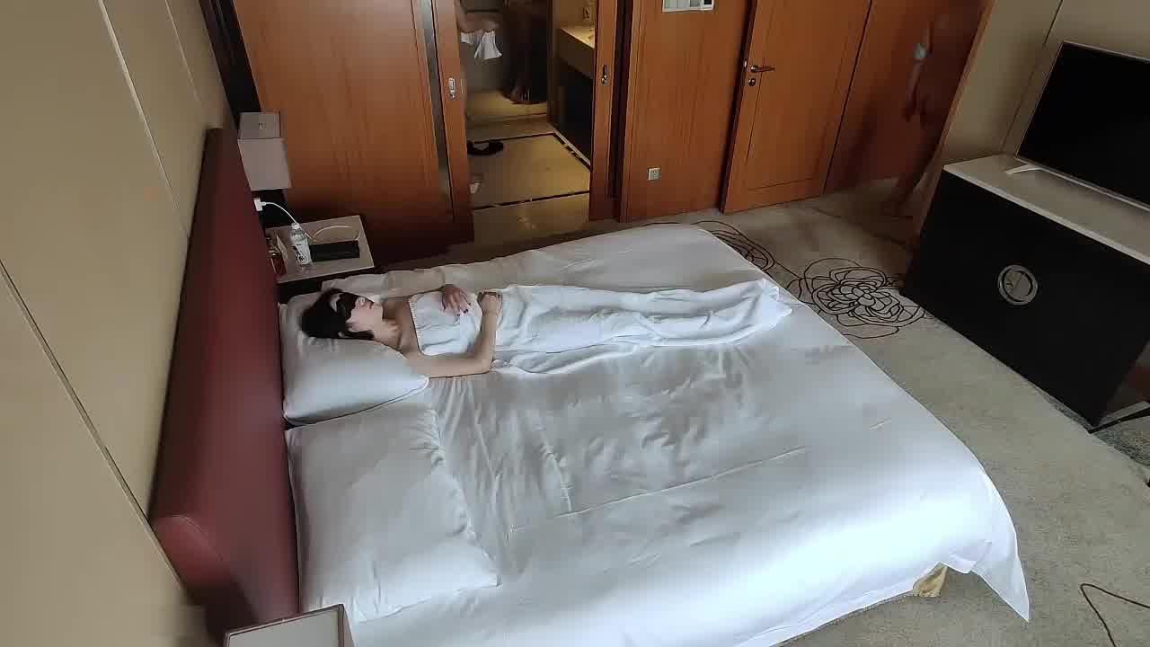  【这还是国内吗？10p说9根吊也不过如此？】9个男人都没让老婆爽，年幼老少都有，还有的蹭蹭脸就颜射了 的剧照4