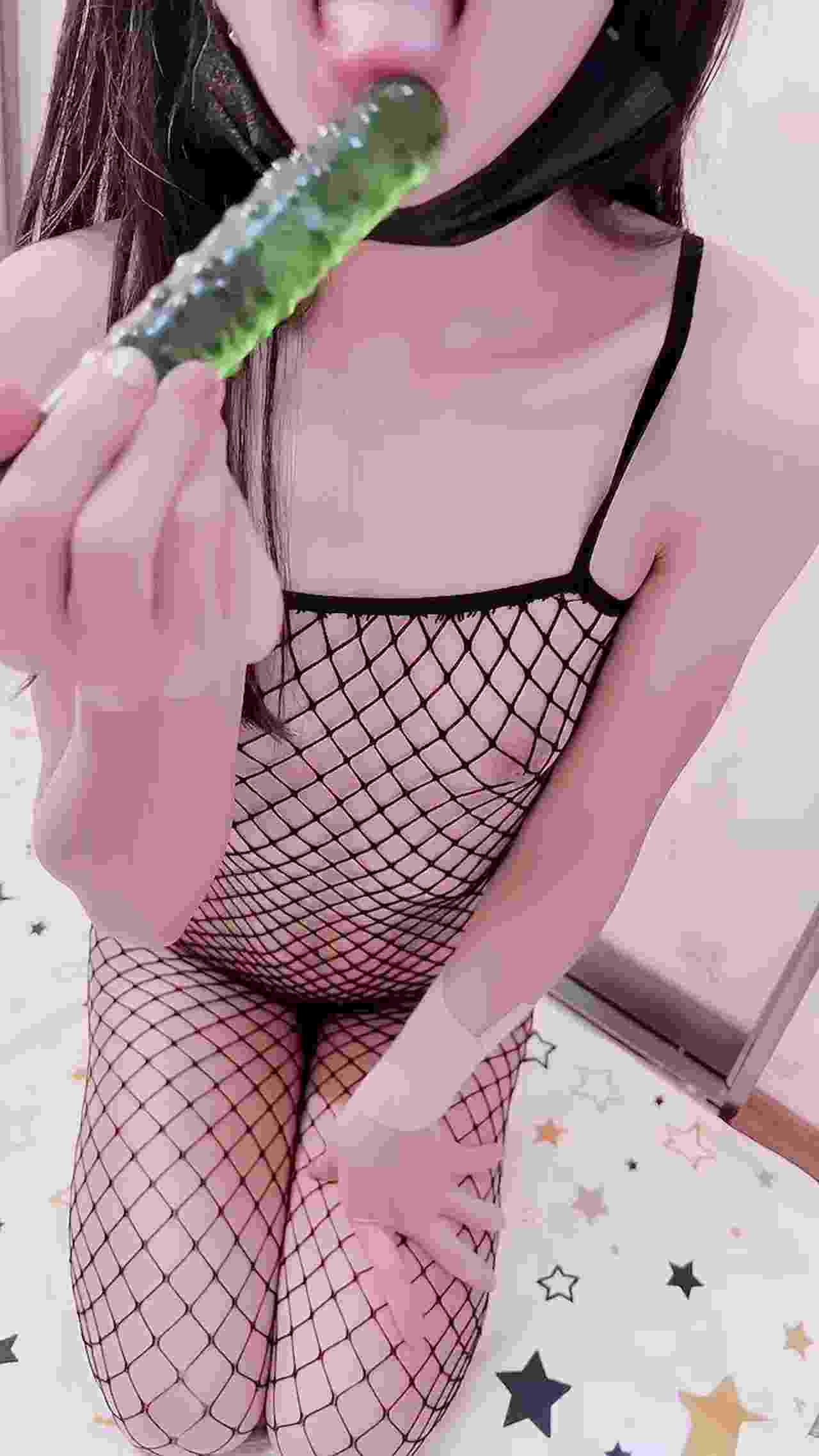  原创 渔网制服水晶棒疯狂插逼 的剧照10