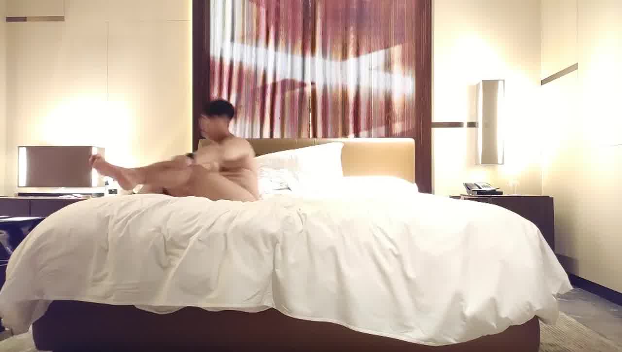  小宝寻花大神带你找大圈外围，深夜甜美极品长腿美女，浴室洗澡拍摄蹲着口交，骑乘后入猛操晃动奶子 的剧照3