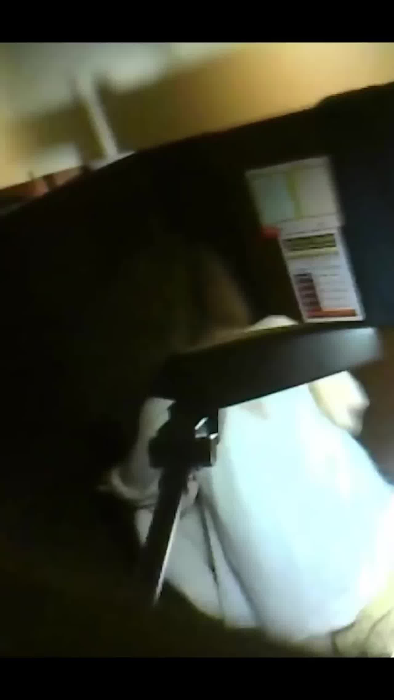  【大学自习室榨精】情绪稳定的学长，学姐动不动就看门口怕被发现，结果被门窗偷拍，男主发现镜头吓得停拍了 的剧照8