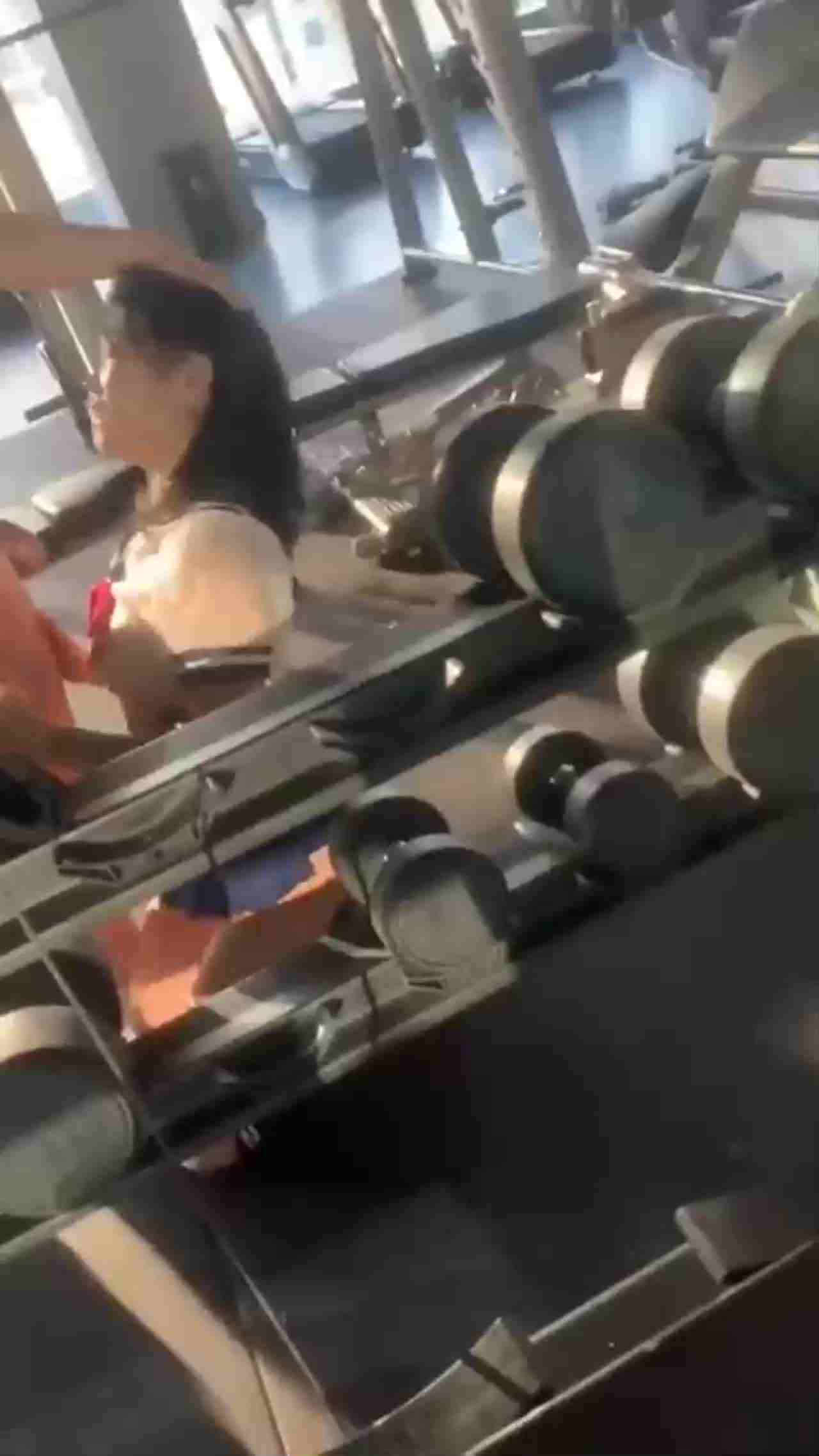  淫荡健身学生口爆教练大肉棒 的剧照1