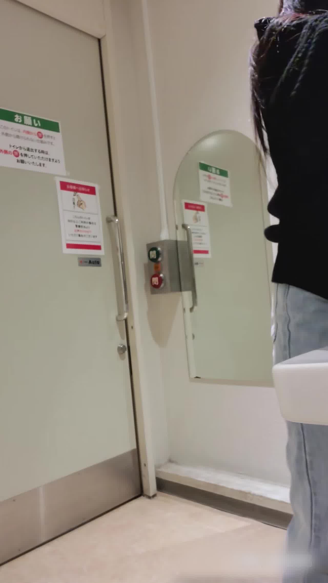  偷拍日本学生妹小裤裤 的剧照4