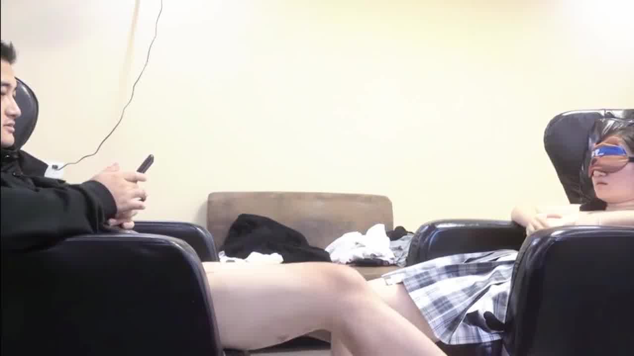  【操上头了，直接同意打电话给朋友过来一起操】年纪轻轻居然就被7个人操过，一直自己疯狂扭动 的剧照9