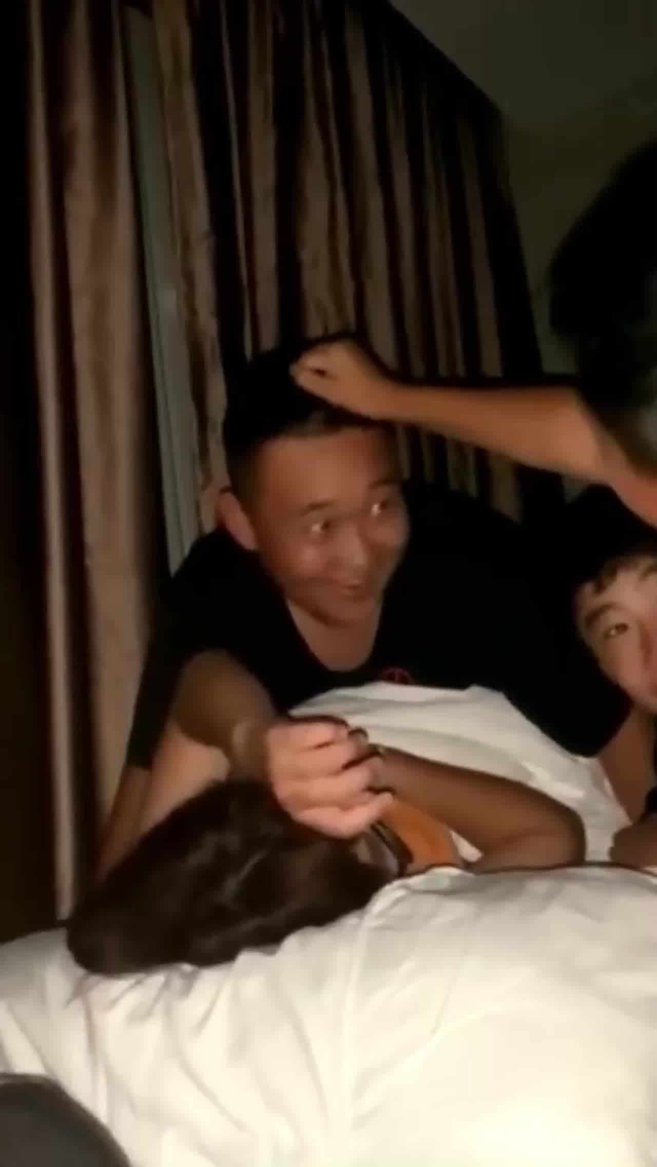  【真实强奸精选】来月经被多人轮上强奸，求她说就操10分钟的事！有反抗有沉默只想尽快结束！ 的剧照2