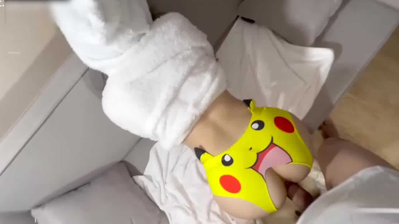  沙发无套爆操穿皮卡丘内裤的可爱少女 多姿势多角度 的剧照2