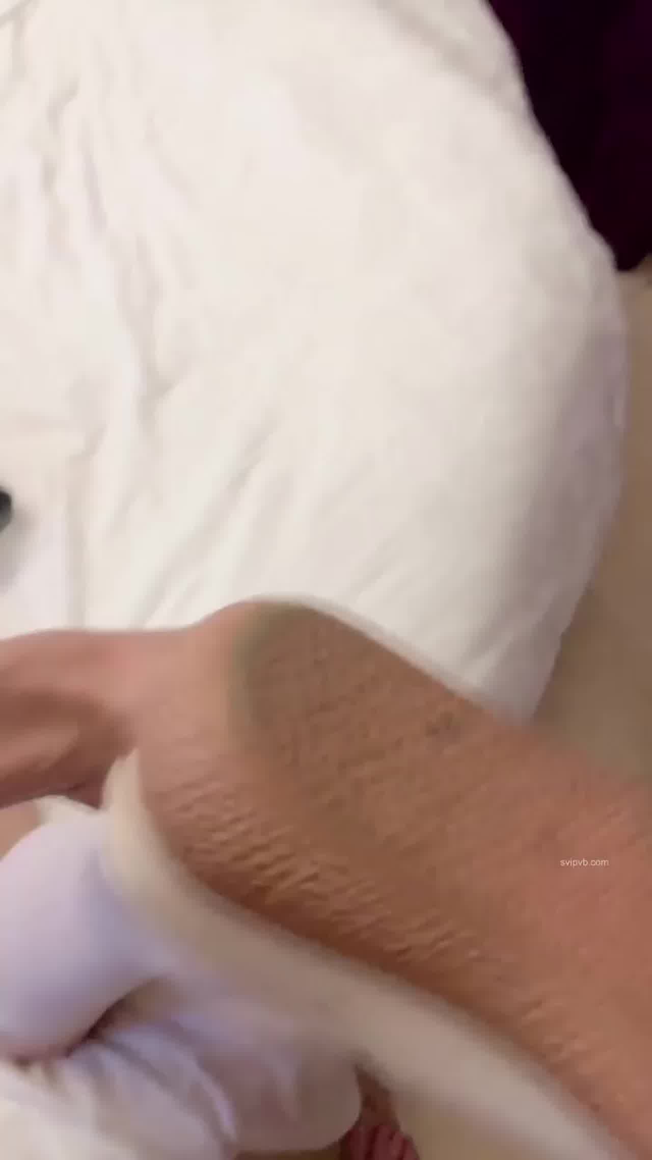  JK萝莉童颜巨乳‘不要啊’掰开丁字裤大屌直到蜜穴，感受紧致温润的包裹，太爽了！‘再用力点，我快到了’ 的剧照1