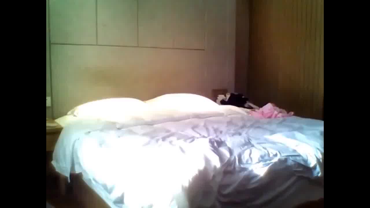  清纯漂亮童颜巨乳少女爬上我床 的剧照5